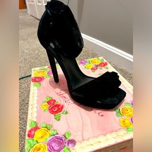 Black velour pump